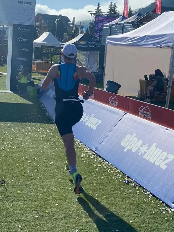 Aurélie op weg naar de finish van de Alpe d’Huez Triathlon
